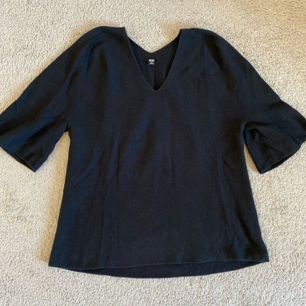 Uniqlo 3D knit vneck black short sleeve medium